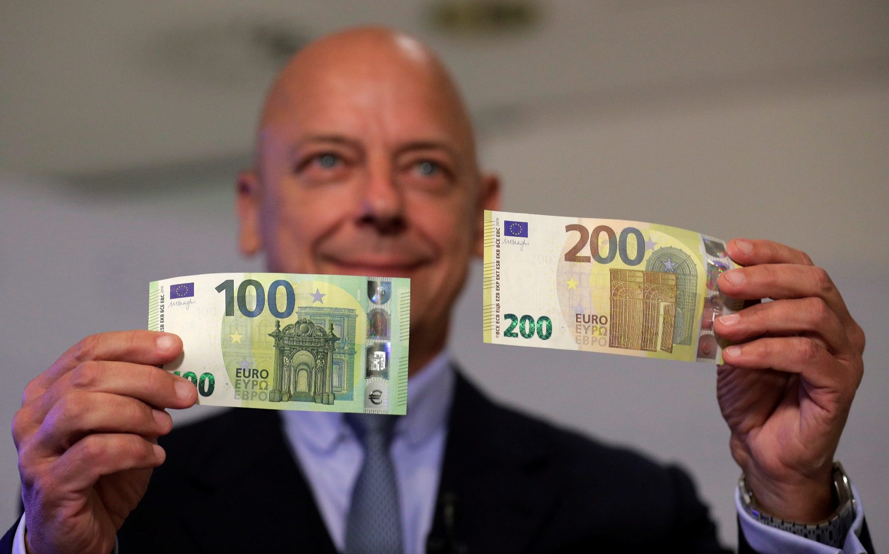 Guverner Središnje banke Austrije Kurt Pribil s novim novčanicama od 100 i 200 eura