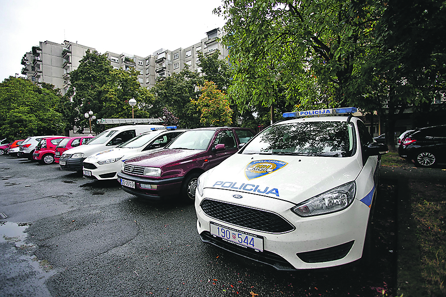 policijski automobili u subotu ujutro ispred mjesta zločina u Ulici Božidara Magovca. Prije 21 godinu u istome je stanu Ivan N. ubio svoju majku