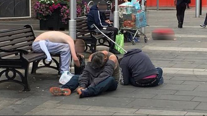 prizor iz britanskog Bridgenda, snimljen sredinom lipnja: konzumenti su bili gotovo ukipljeni nakon što su uzeli sintetičku drogu