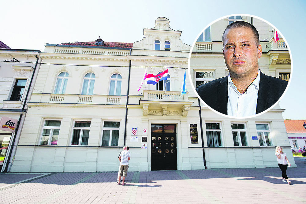 Zgrada Gradskog poglavarstva grada Đakova i gradonačelnik Marin Mandarić (u krugu)
