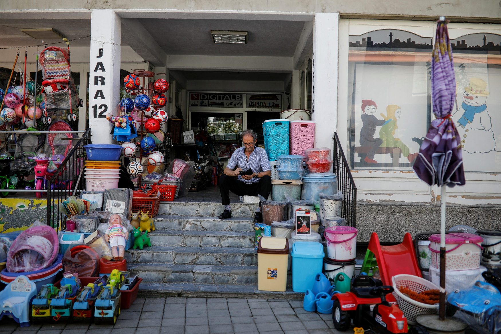 2018-09-06T160008Z_1609592208_RC19A392DC00_RTRMADP_3_SERBIA-KOSOVO