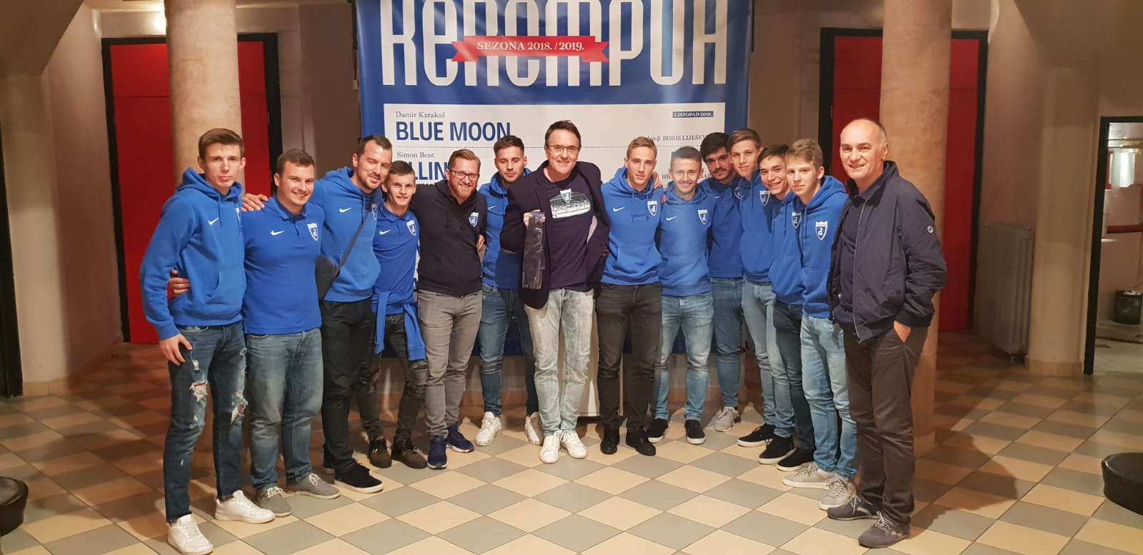 Tarik Filipović s igračima Futsal Dinama