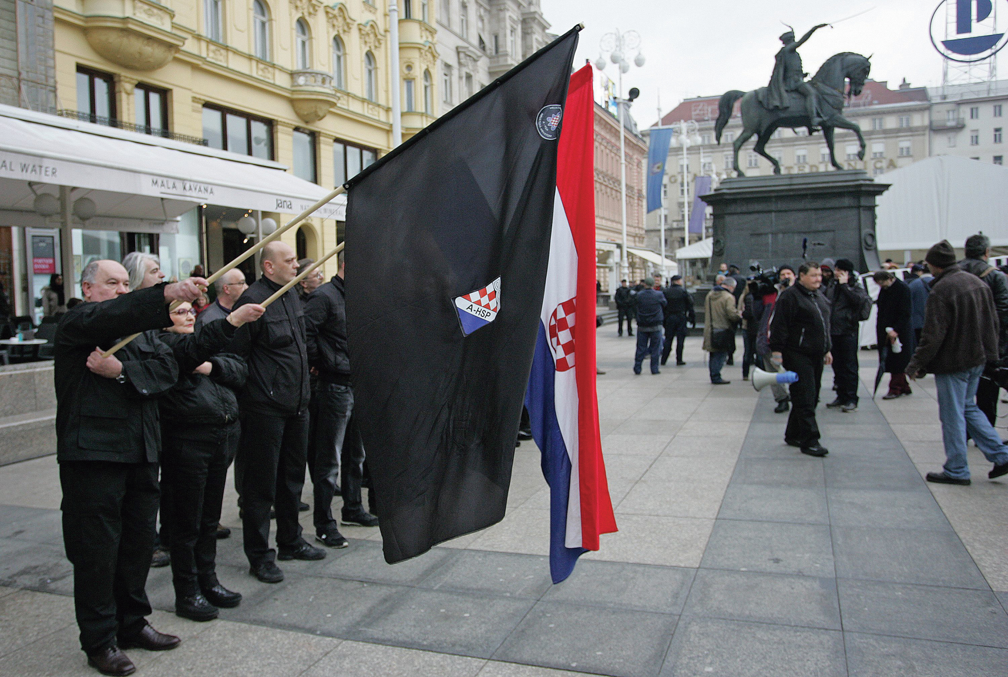 Postrojavanje crnokošuljaša, stranačke vojske Autohtone hrvatske stranke prava