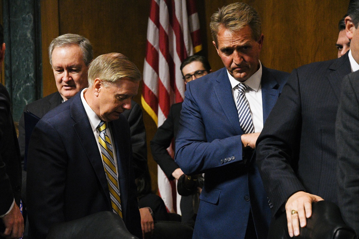 Senator Jeff Flake napušta prostoriju nakon odgode glasovanja o nominaciji Bretta Kavanaugha za suca Vrhovnog suda SAD-a.