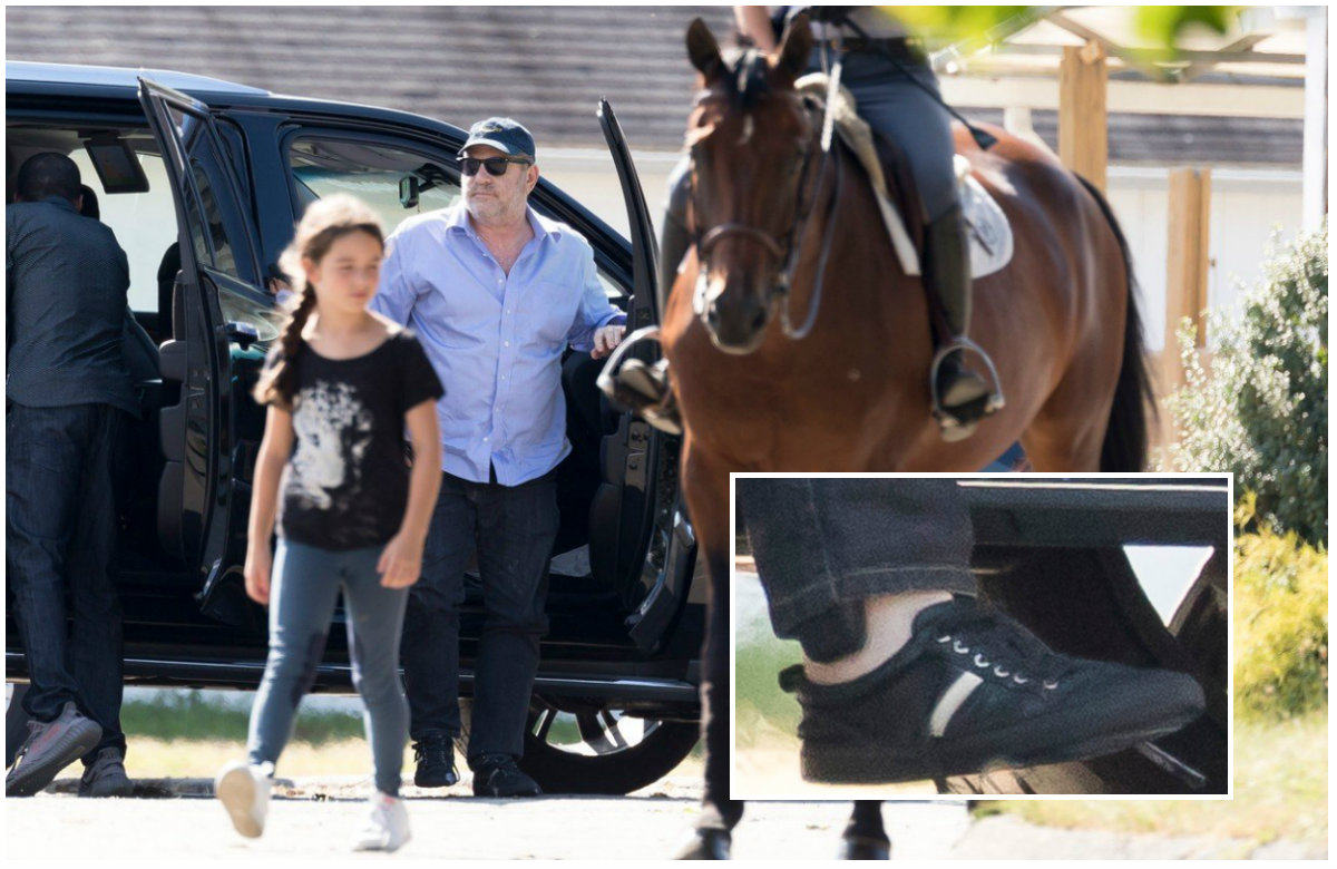 Harvey Weinstein na nozi nosi elektronsku narukvicu za praćenje.