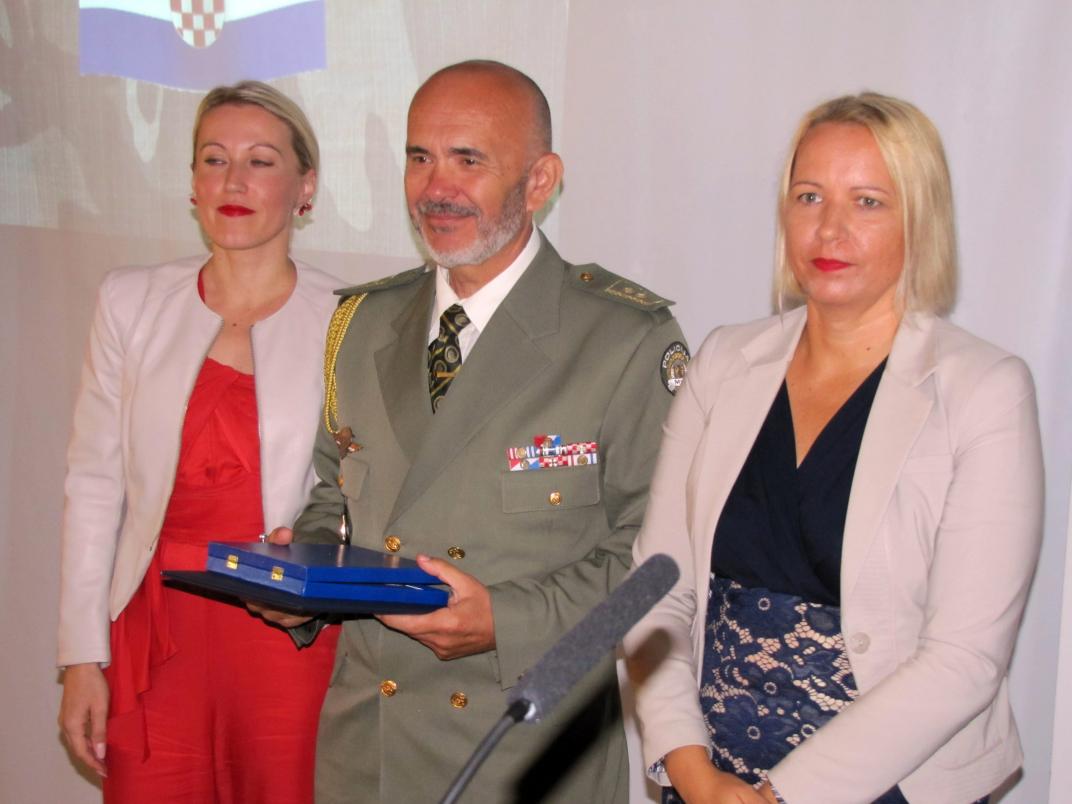 Osam branitelja i jedna postrojba primilo je posebnu zahvalnicu gradonacelnice Siska Kristine Ikic Banicek u povodu obiljezavanja 3. rujna, Dana branitelja grada Siska.