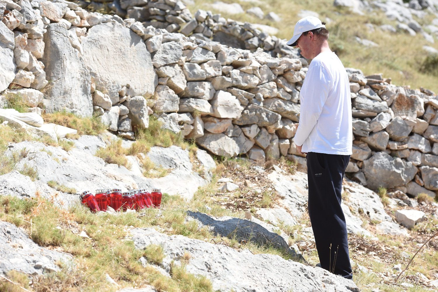 Frane Lučić zapalio je prošle godine svijeću na mjestu stradanja vatrogasaca na Kornatu