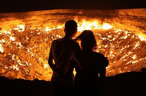 Posjetitelji ispred 'Vrata pakla'