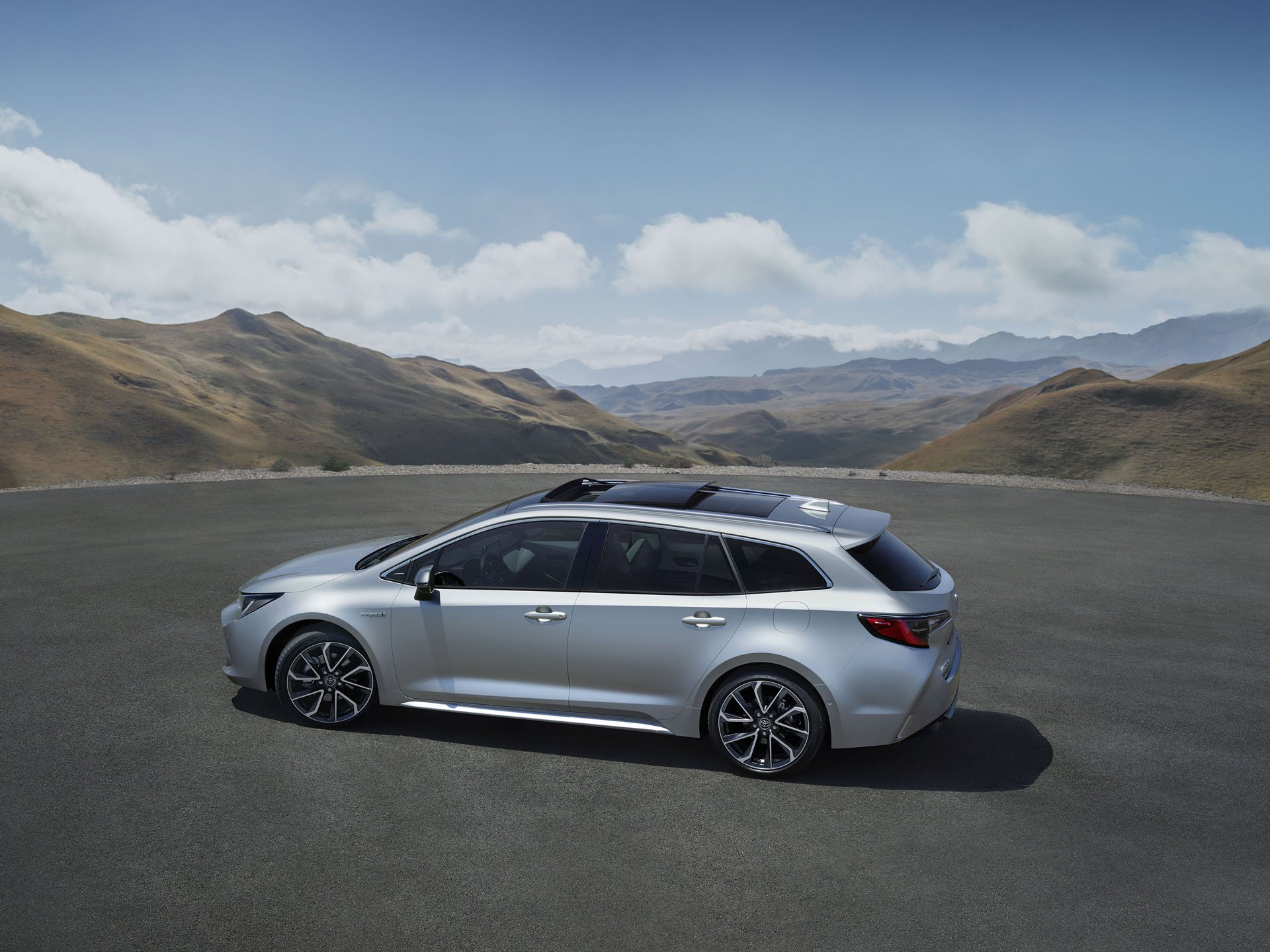 1e35ab14-toyota-corolla-touring-sports-01