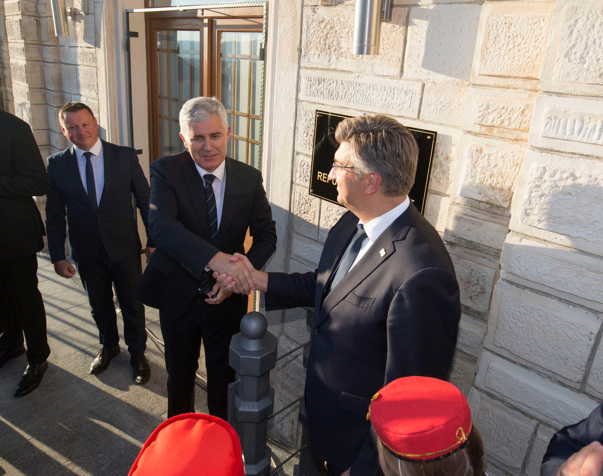 Dragan Čović i Andrej Plenković otkrivaju ploču na konzulatu