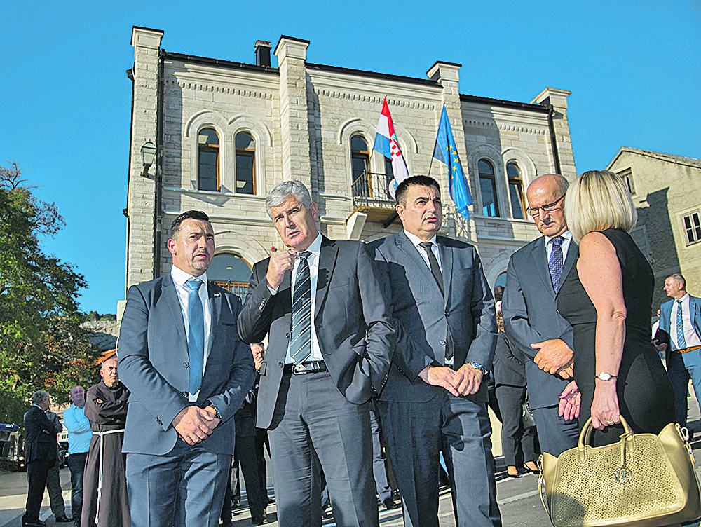 Dragan Čović (drugi s lijeva) sa suradnicima