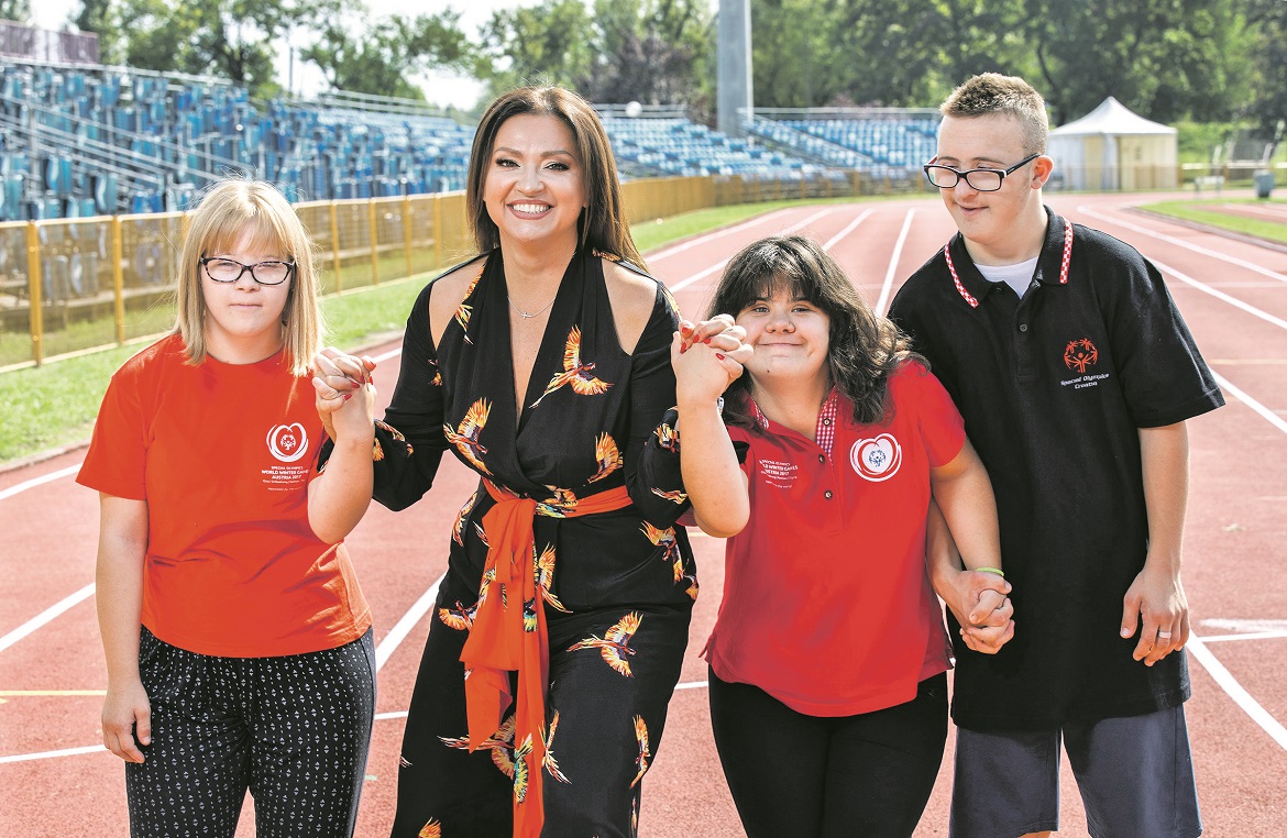 Lara Belaušić, Ana Bašić i Mauro Zović s pjevačicom Ninom Badrić, ambasadoricom zaklade Hrvatska za djecu