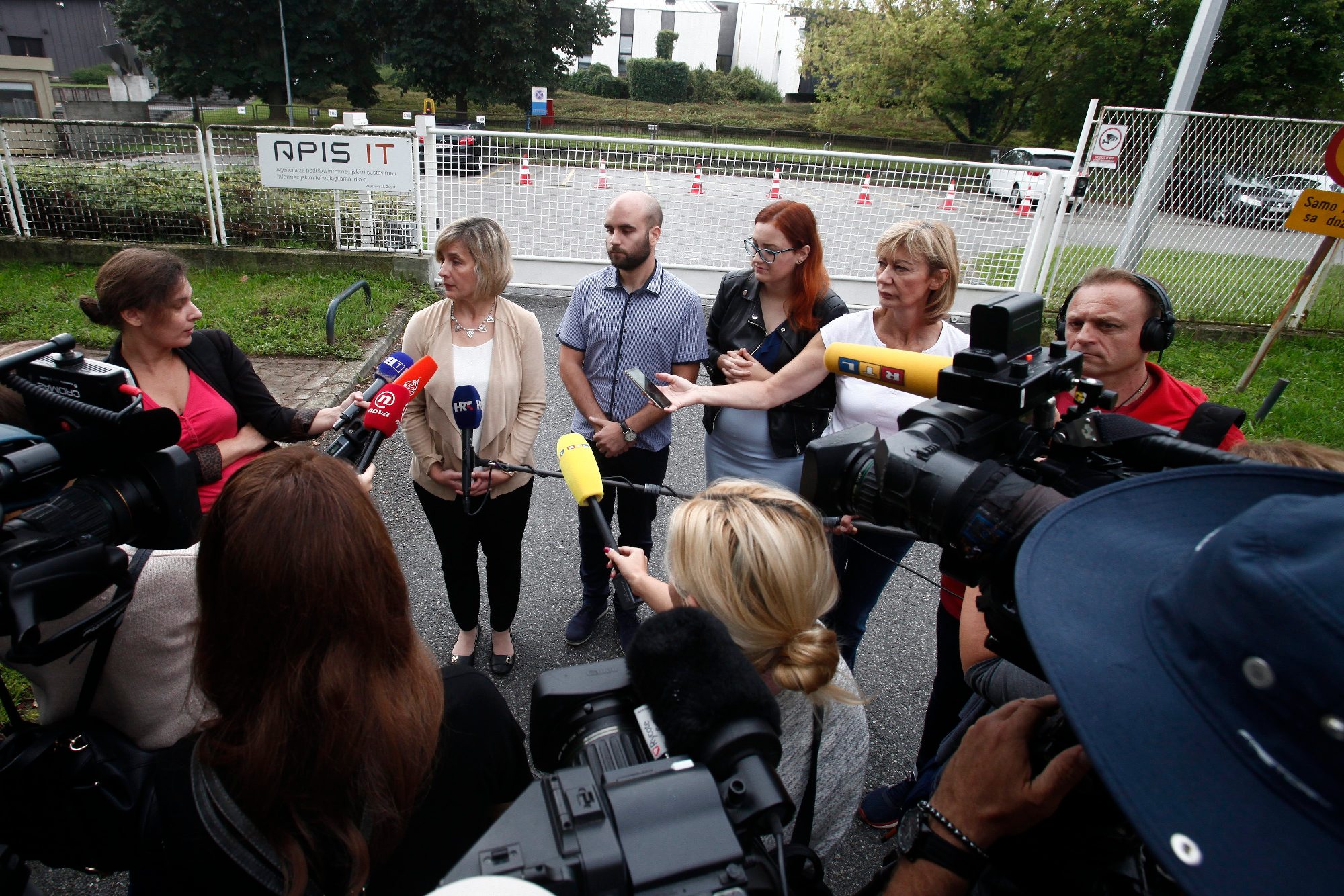 Na fotografiji: Natalija Kanački, Luka Mlinarić i Antonija Jonjić s novinarima 