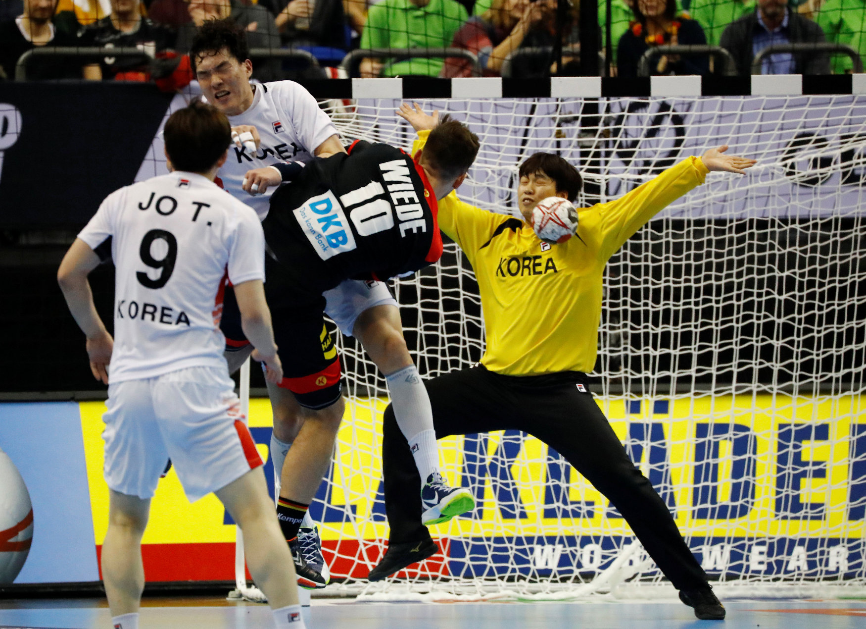2019-01-10T175802Z_1983239513_RC1478D047D0_RTRMADP_3_HANDBALL-WORLD