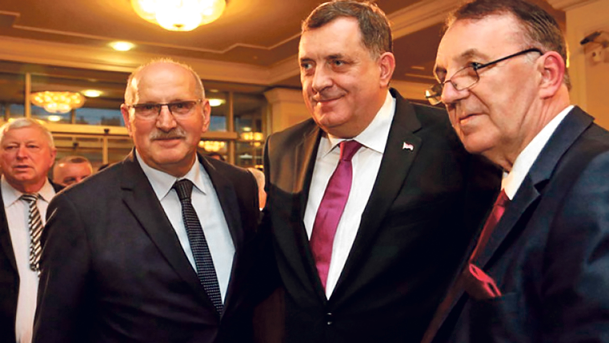 Ivan Del Vechio (prvi slijeva) s Miloradom Dodikom (u sredini)