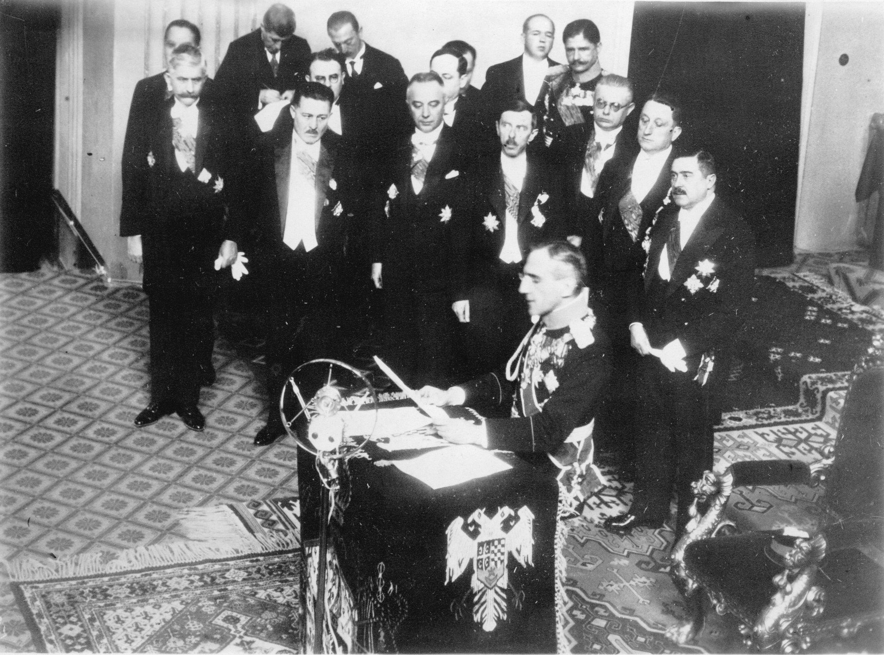 Kralj Aleksandar suspendirao je Ustav, raspustio Narodnu skupštinu, a sve stranke s nacionalnim obilježjem zabranio. Tako je počeo državni teror u kojem su prvi stradali najžešći protivnici režima – komunisti i hrvatski nacionalisti