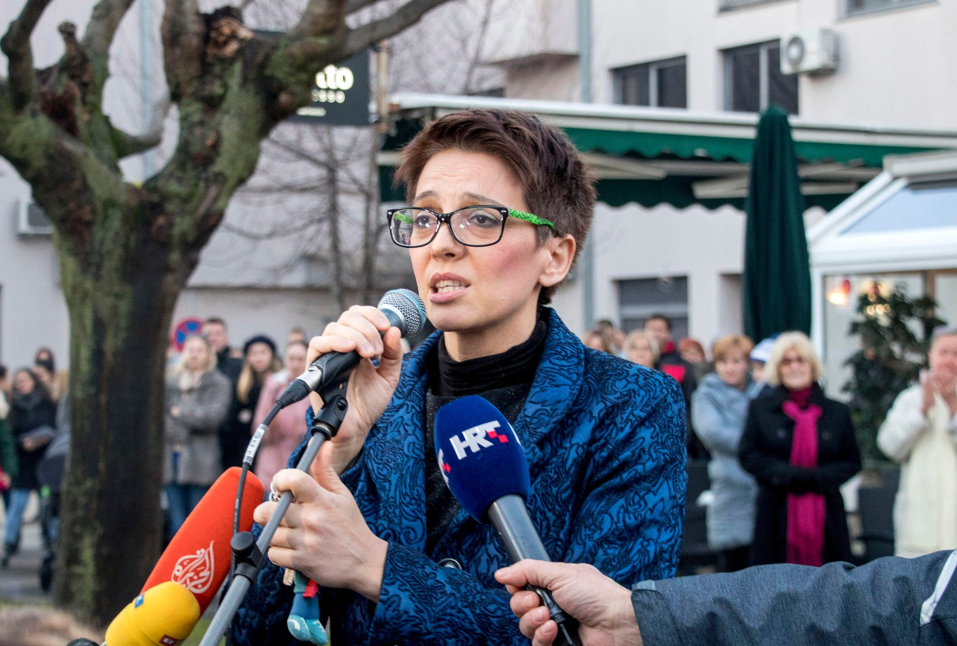 Prosvjed i skup potpore dr. Kseniji Kaleb (na fotografiji) ispred Doma zdravlja u Metkoviću