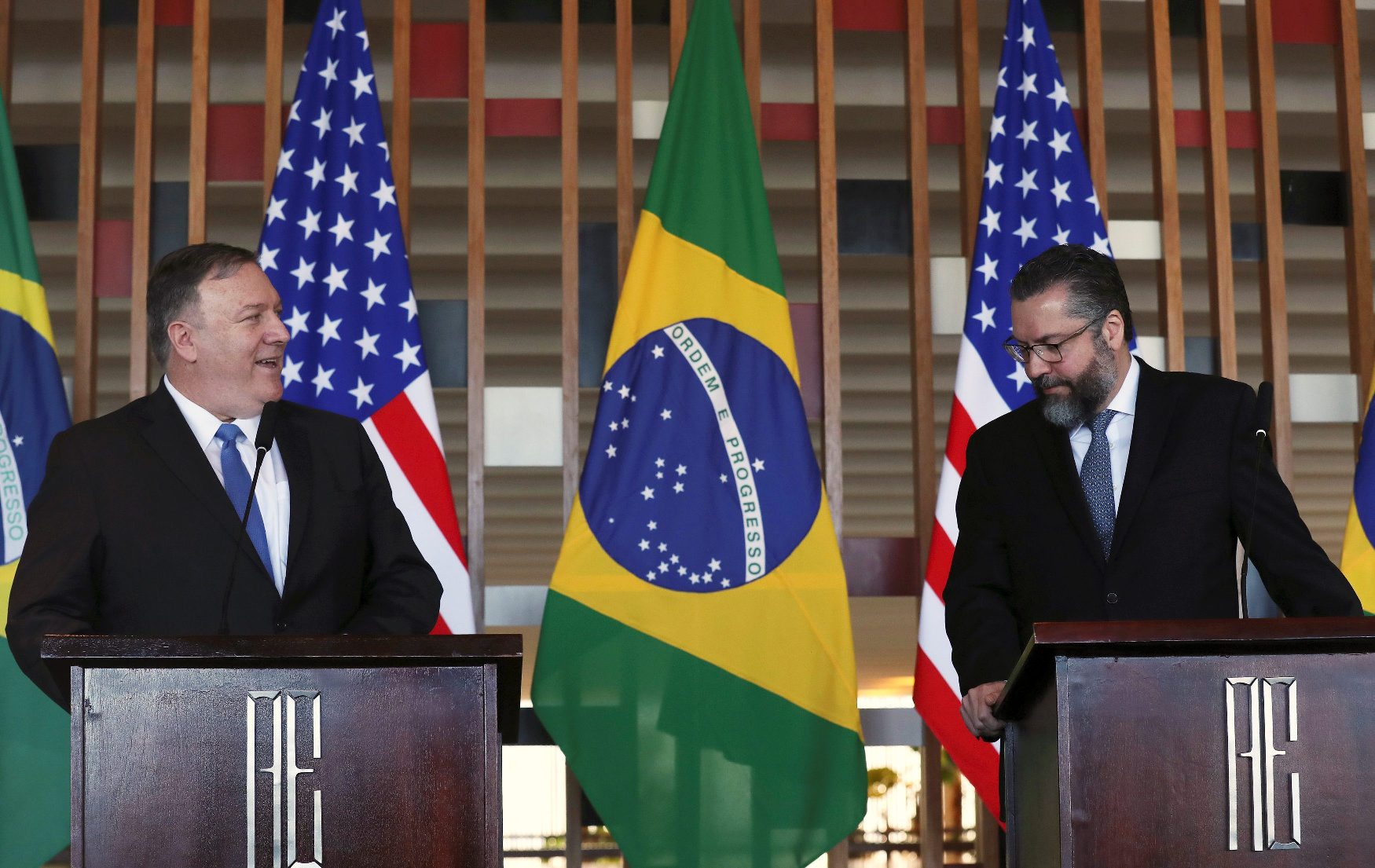Mike Pompeo (lijevo) i brazilski ministar unutarnjih poslova Ernesto Araujo (desno)