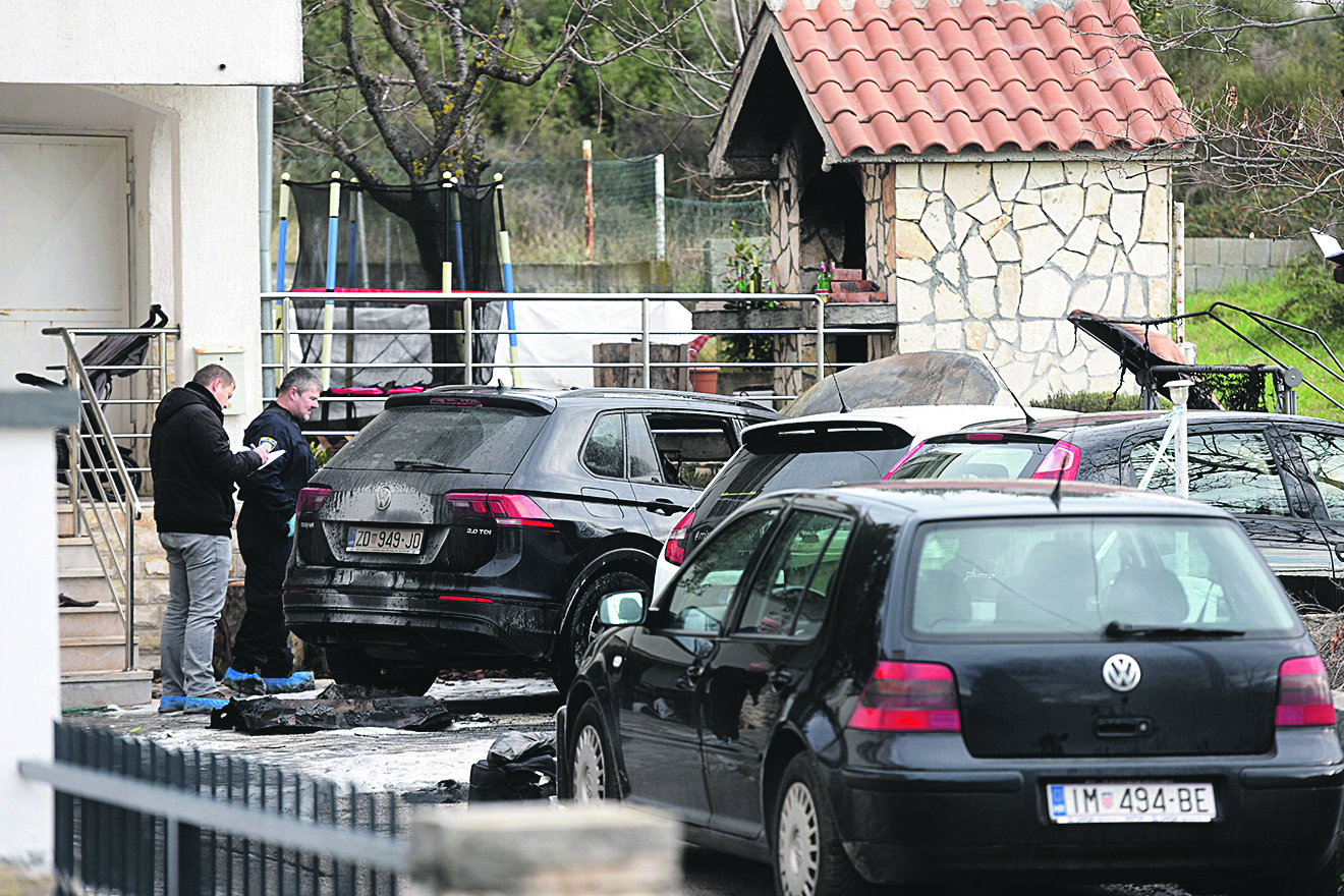 221904-284342-zapaljeni_automobili1-020119