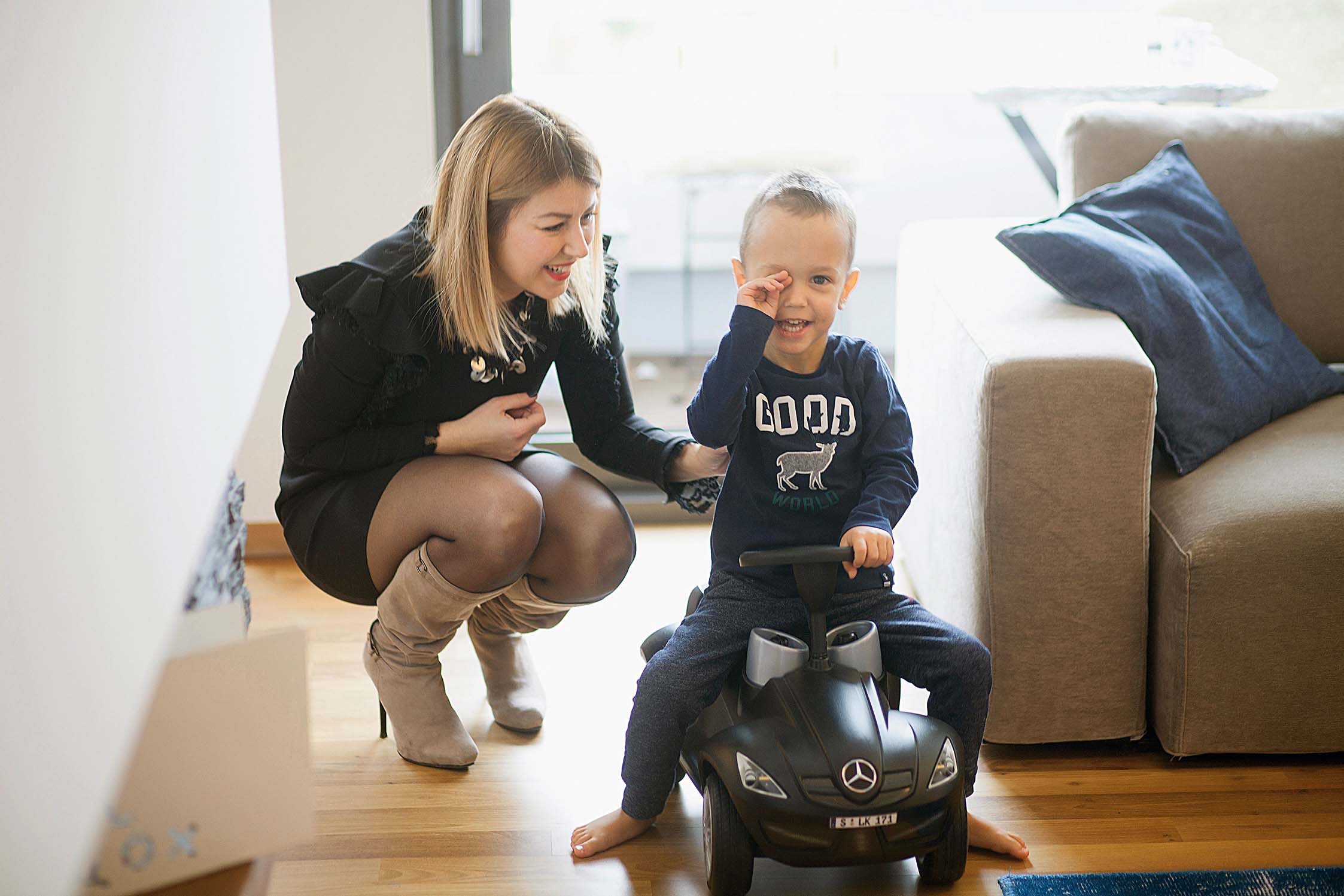 Sin Andrija voli juriti po stanu u svojem plastičnom mercedesu 
