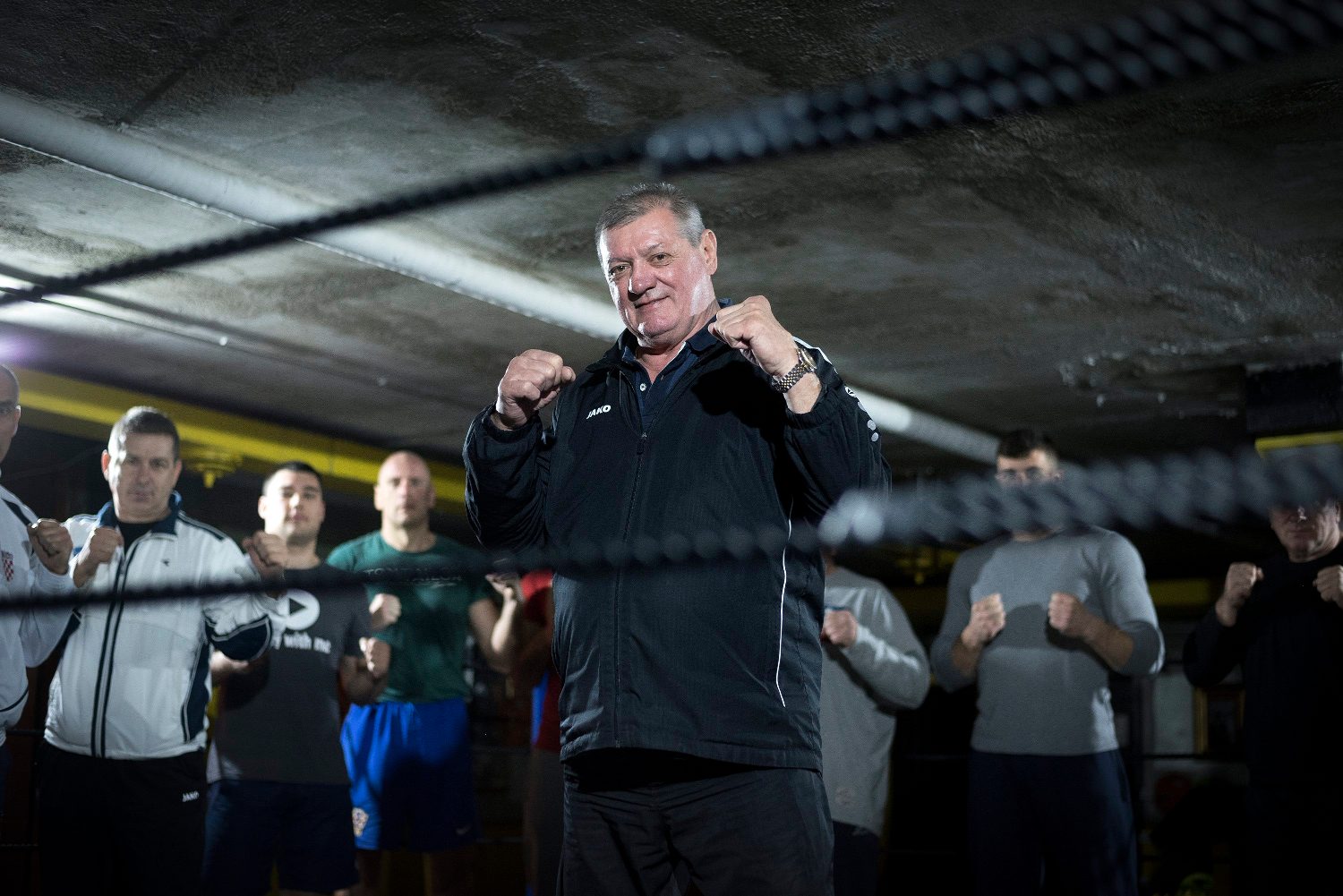 Branko Cikatić snimljen u boksačkom klubu Marjan 2017 kako priprema borce za prvenstvo u Japanu