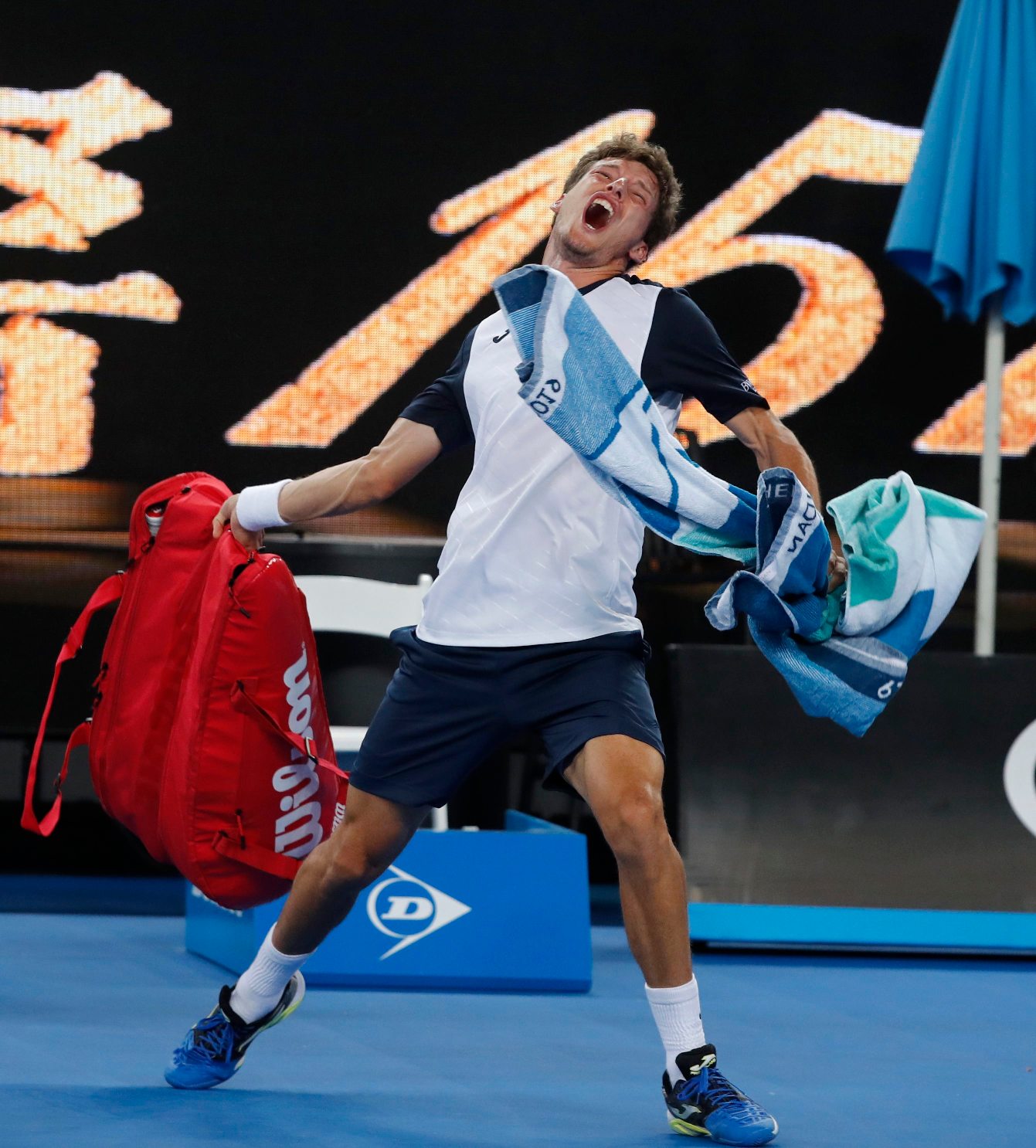 2019-01-21T123042Z_440461580_UP1EF1L0YF42N_RTRMADP_3_TENNIS-AUSOPEN