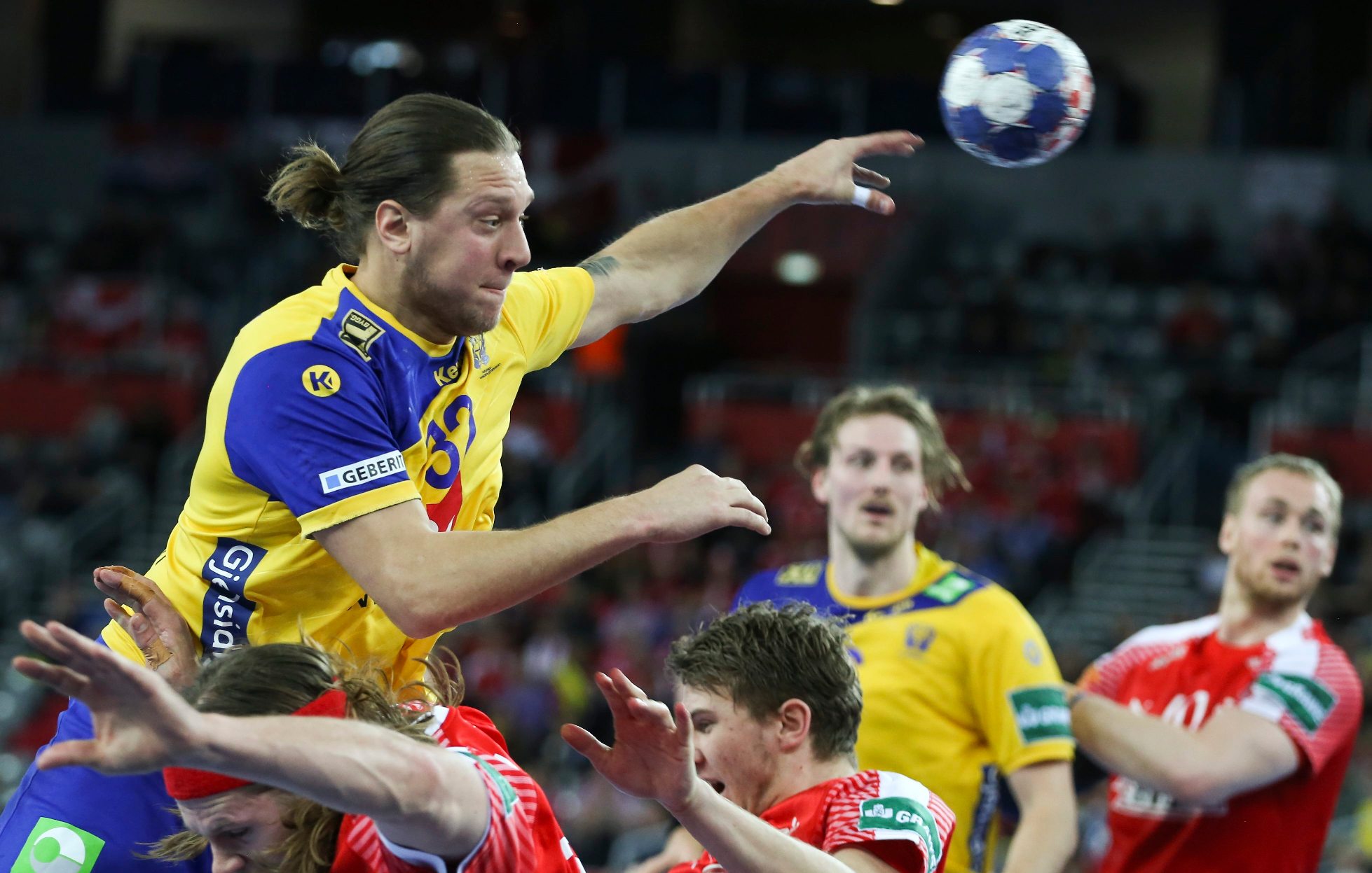 2018-01-26T201458Z_1039348766_UP1EE1Q1K8XKT_RTRMADP_3_HANDBALL-EUROPE-DEN-SWE