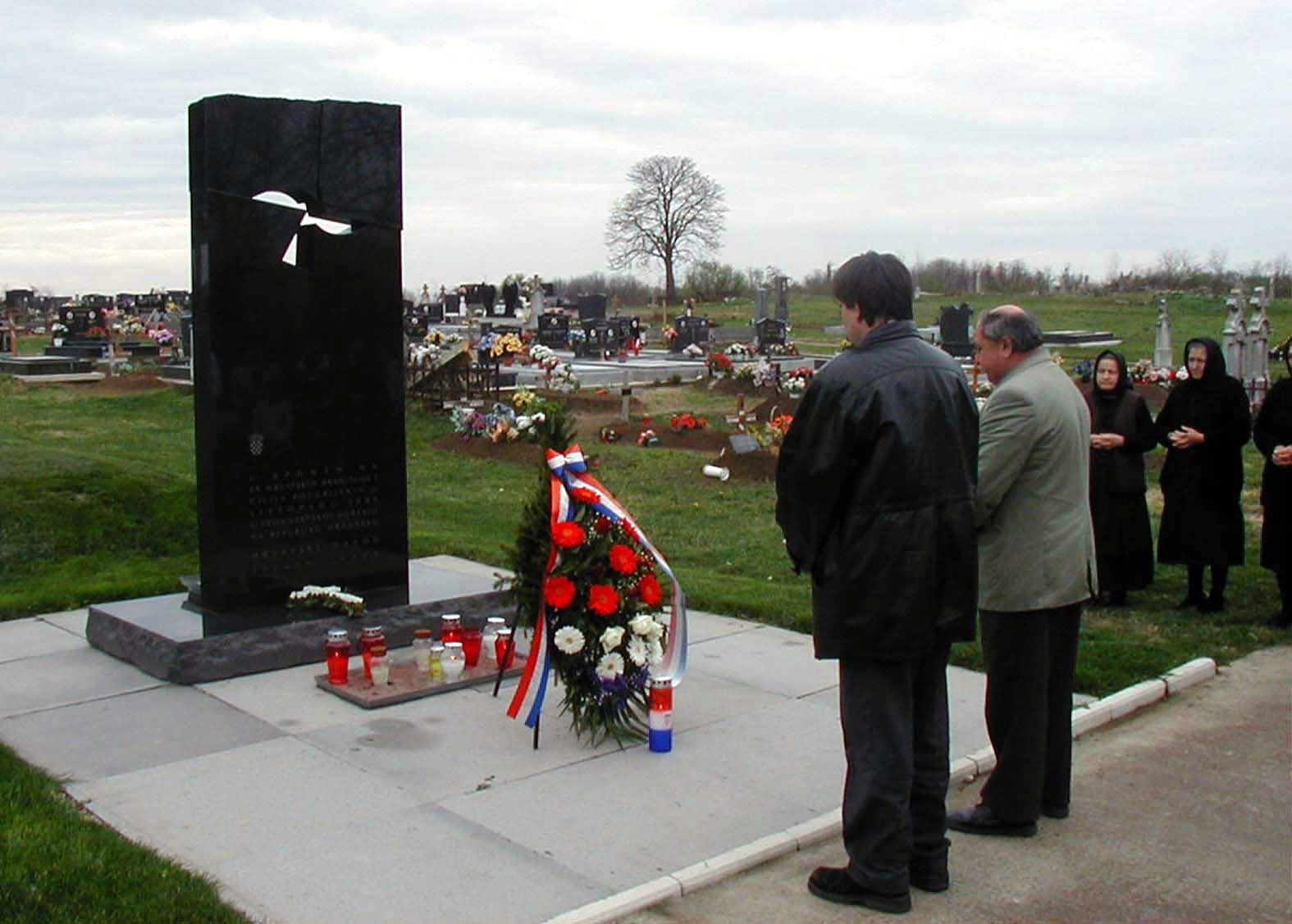 spomen obilježje masovne grobnice u Lovasu, arhivska fotografija