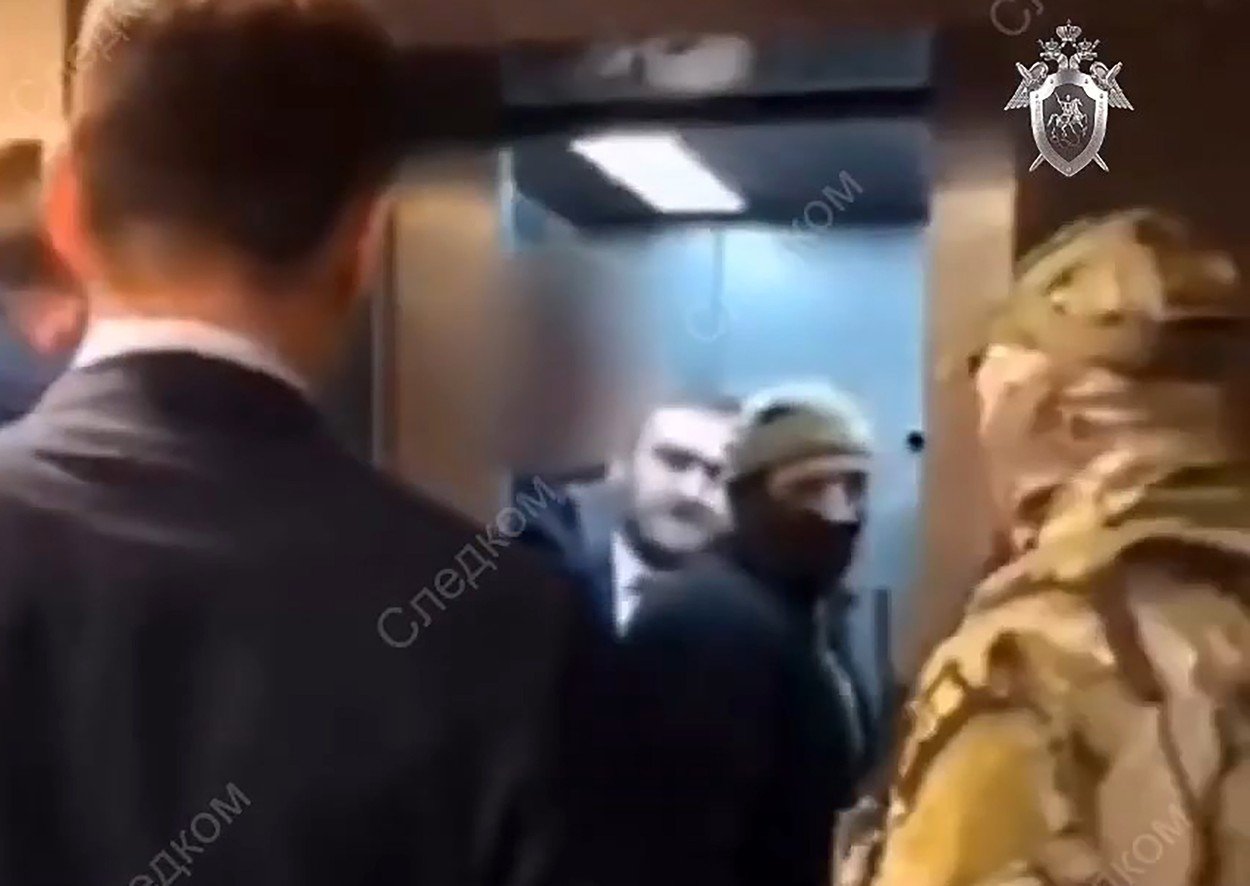 Policija odvodi Raufa Arašukova (u liftu)