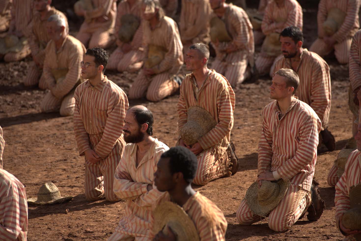 Slavko Sobin u sceni s Charlijem Hunnamom i Ramijem Malekom