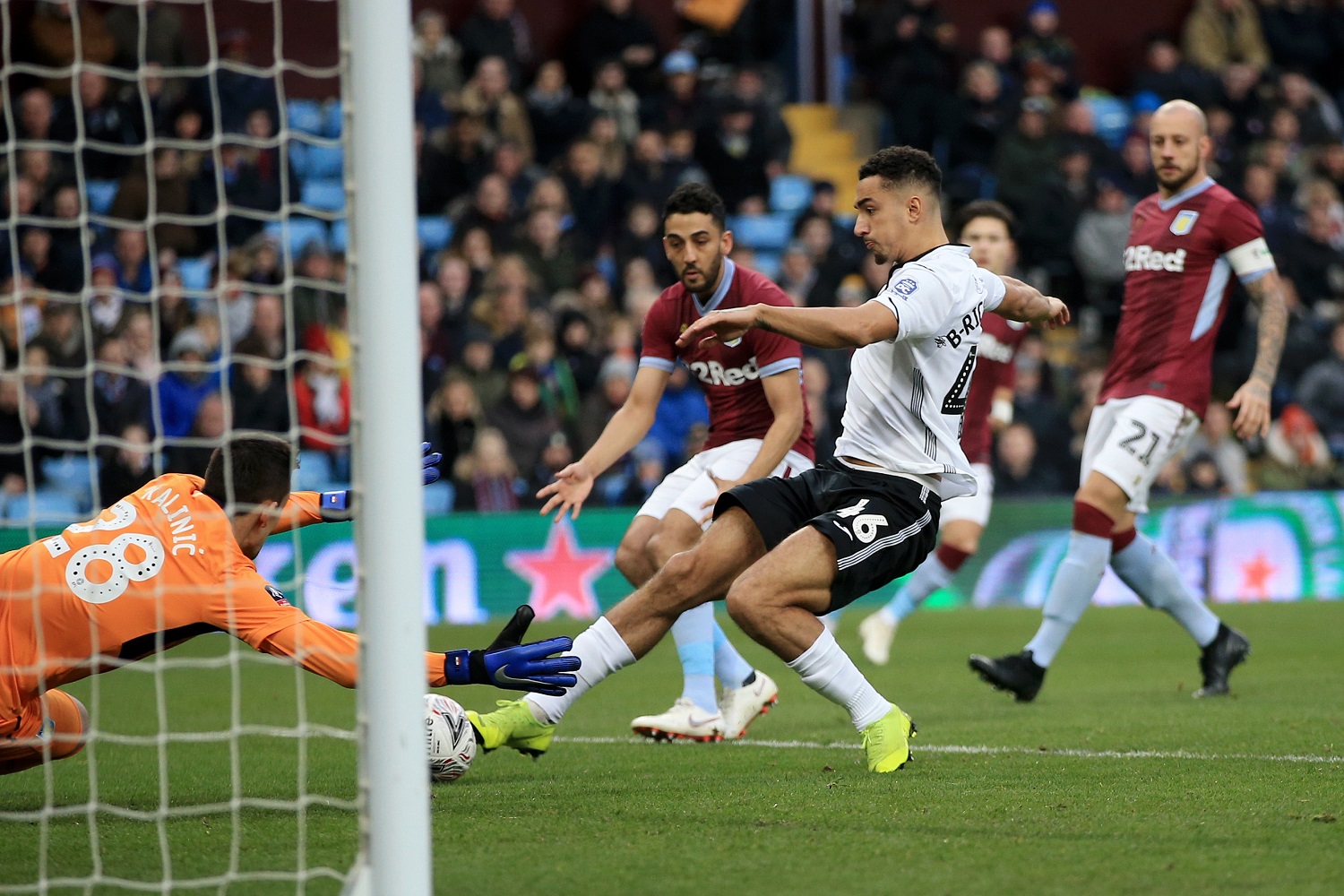 Lovre Kalinić debi Aston Villa