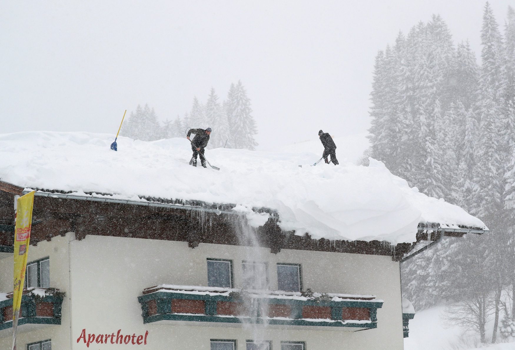 2019-01-08T105404Z_686345121_RC12813BF610_RTRMADP_3_EUROPE-WEATHER-AUSTRIA