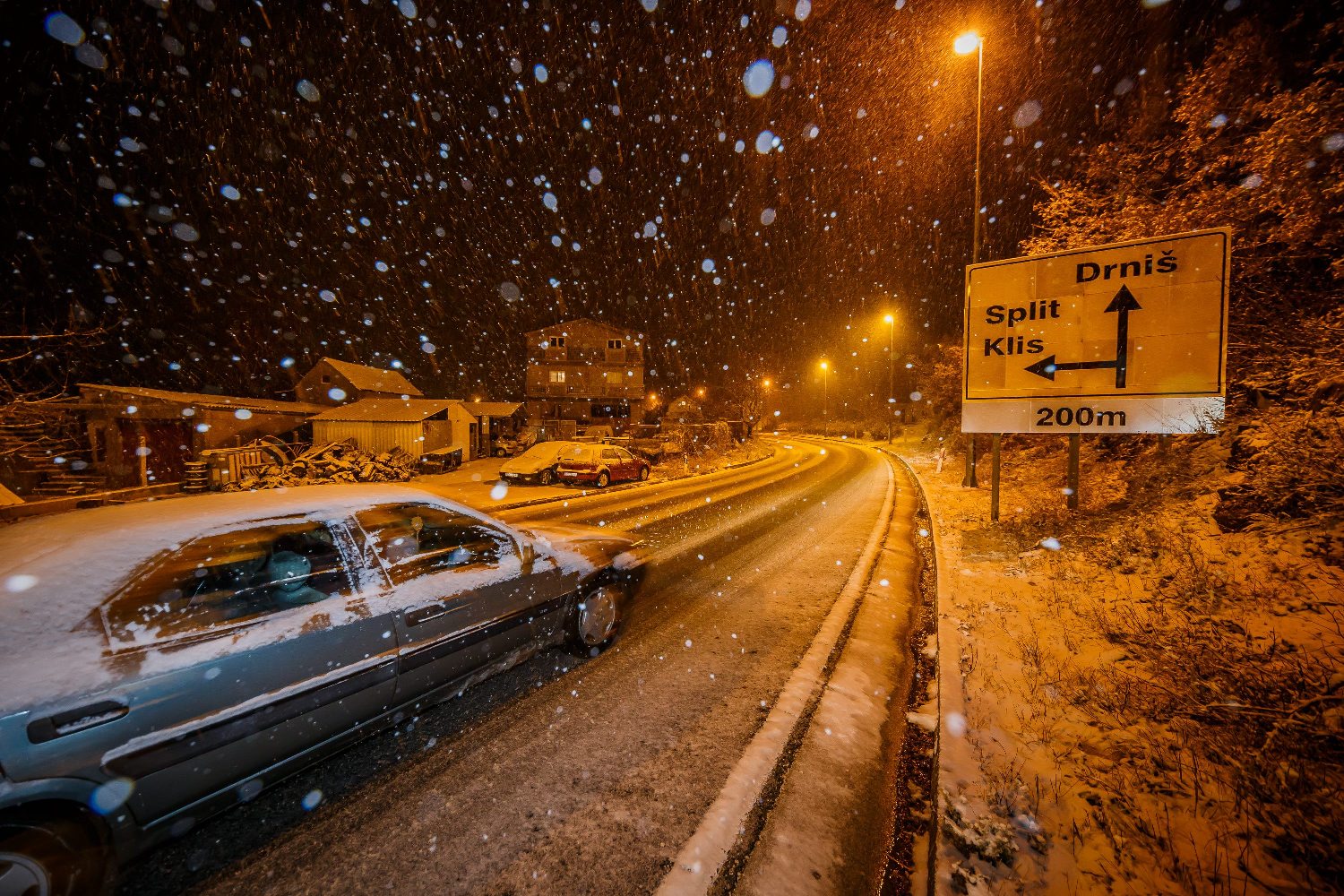 Tijekom poslijepodneva počeo je padati snijeg u Dalmaciji. Najviše ga ima u Zagori.