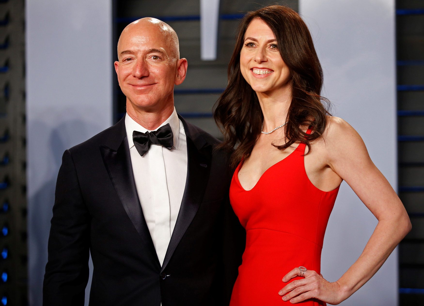 2019-01-09T144155Z_757149215_RC1158584160_RTRMADP_3_PEOPLE-BEZOS