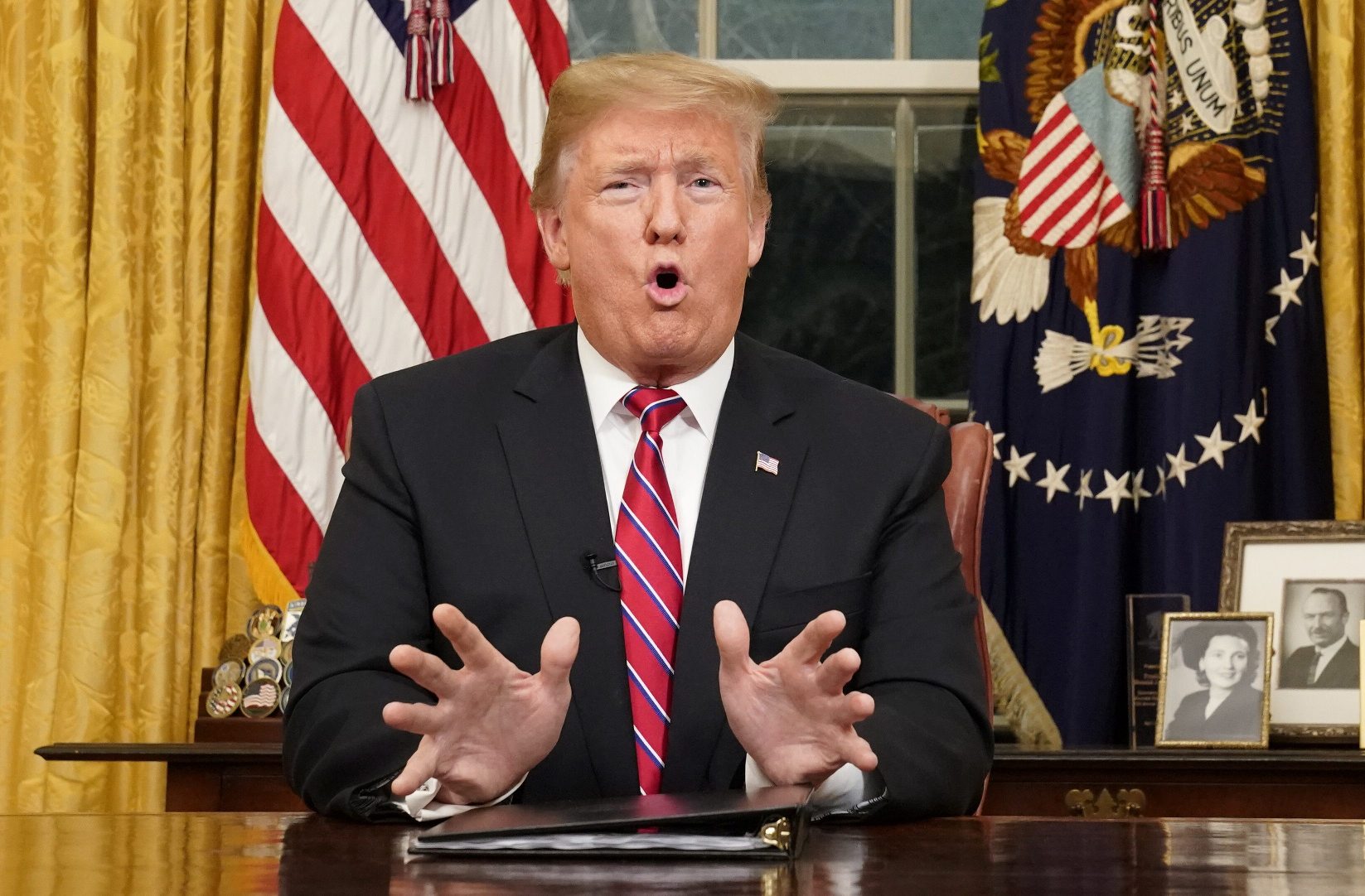 Donald Trump u Ovalnom uredu tijekom obraćanja naciji