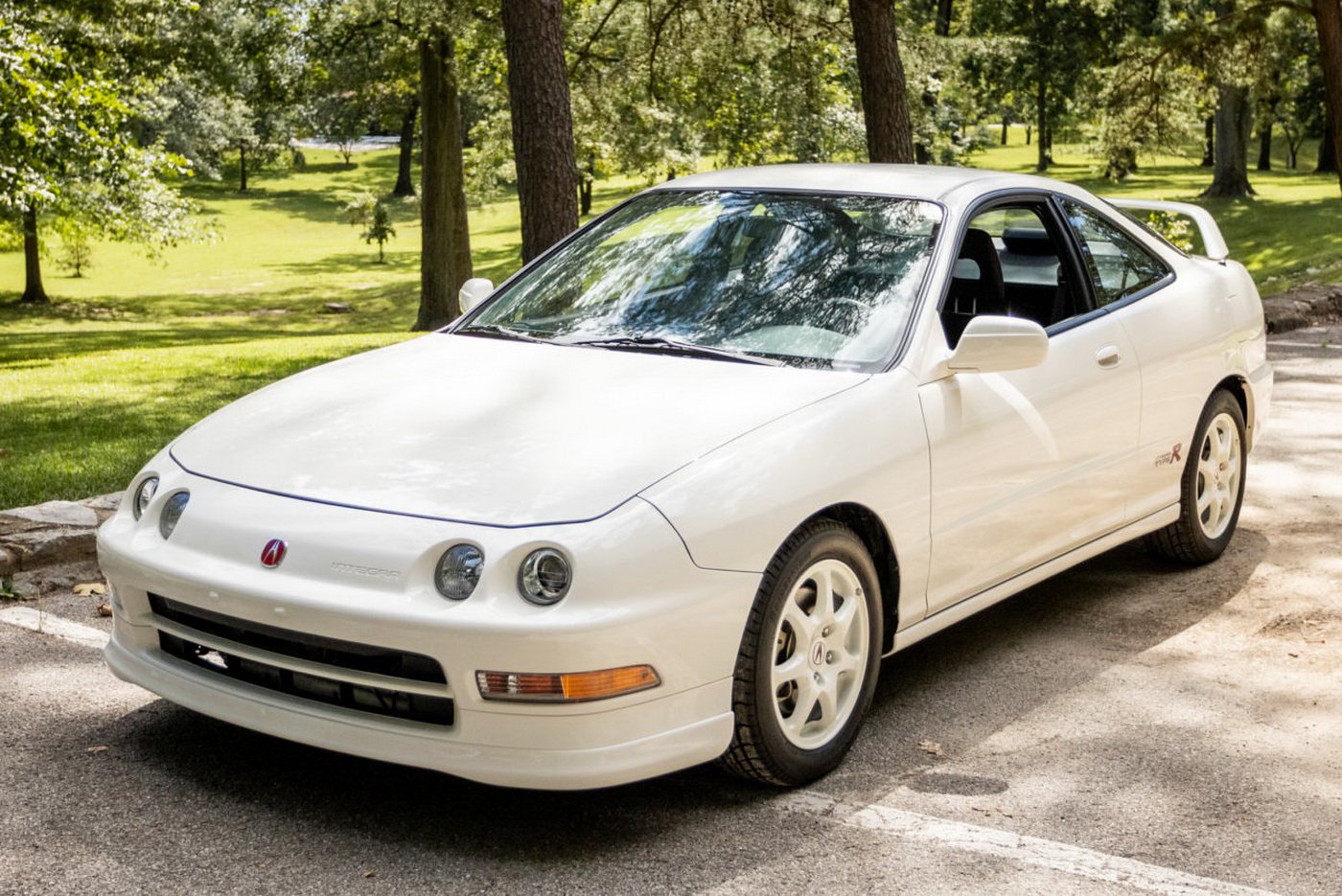 c76ab694-1997-acura-integra-type-r-01
