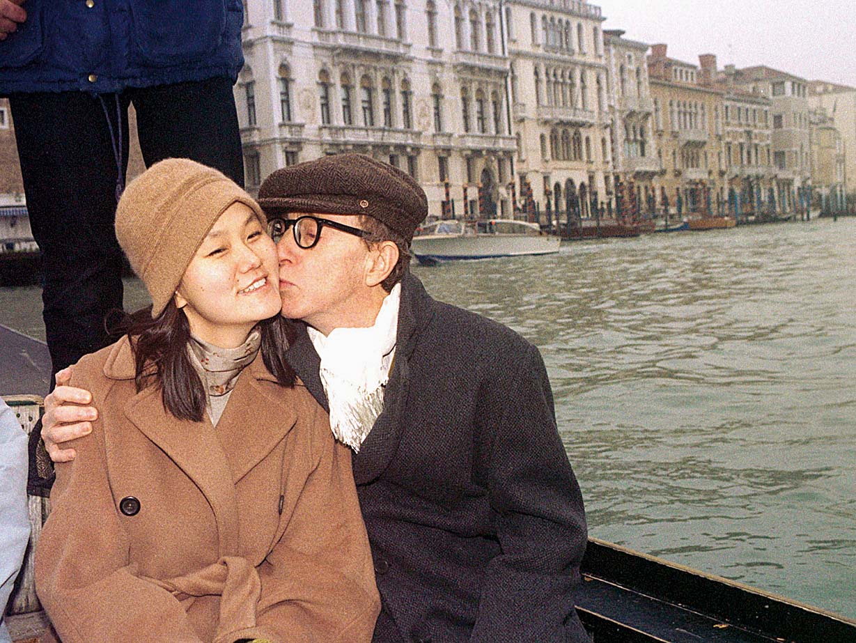 Kultni američki redatelj Woody Allen podigao je prašinu nakon što se razveo od Mije Farrow kako bi se  vjenčao s pokćerkom Soon Yi Previn koju su skupa posvojili