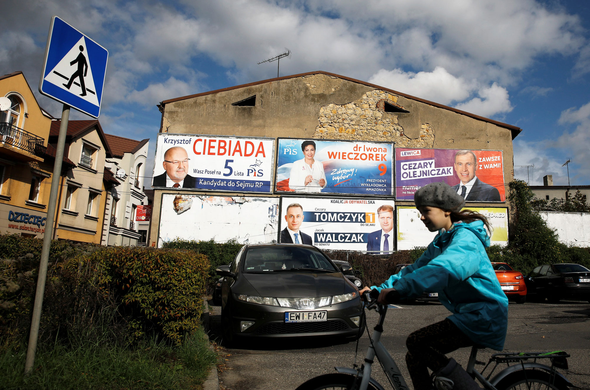 2019-10-10T120609Z_421872809_RC1387DD5270_RTRMADP_3_POLAND-ELECTION_1