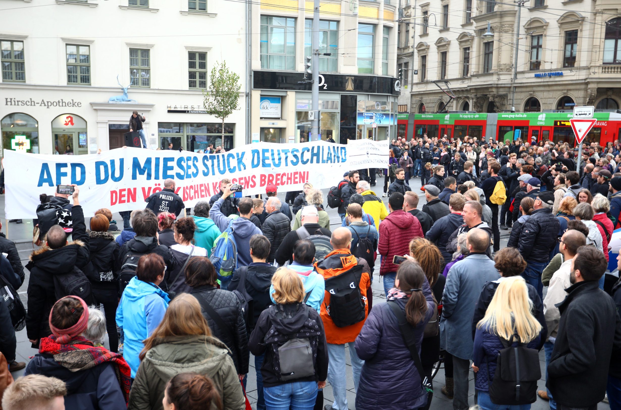 2019-10-11T135912Z_334324066_RC175DB970D0_RTRMADP_3_GERMANY-SHOOTING