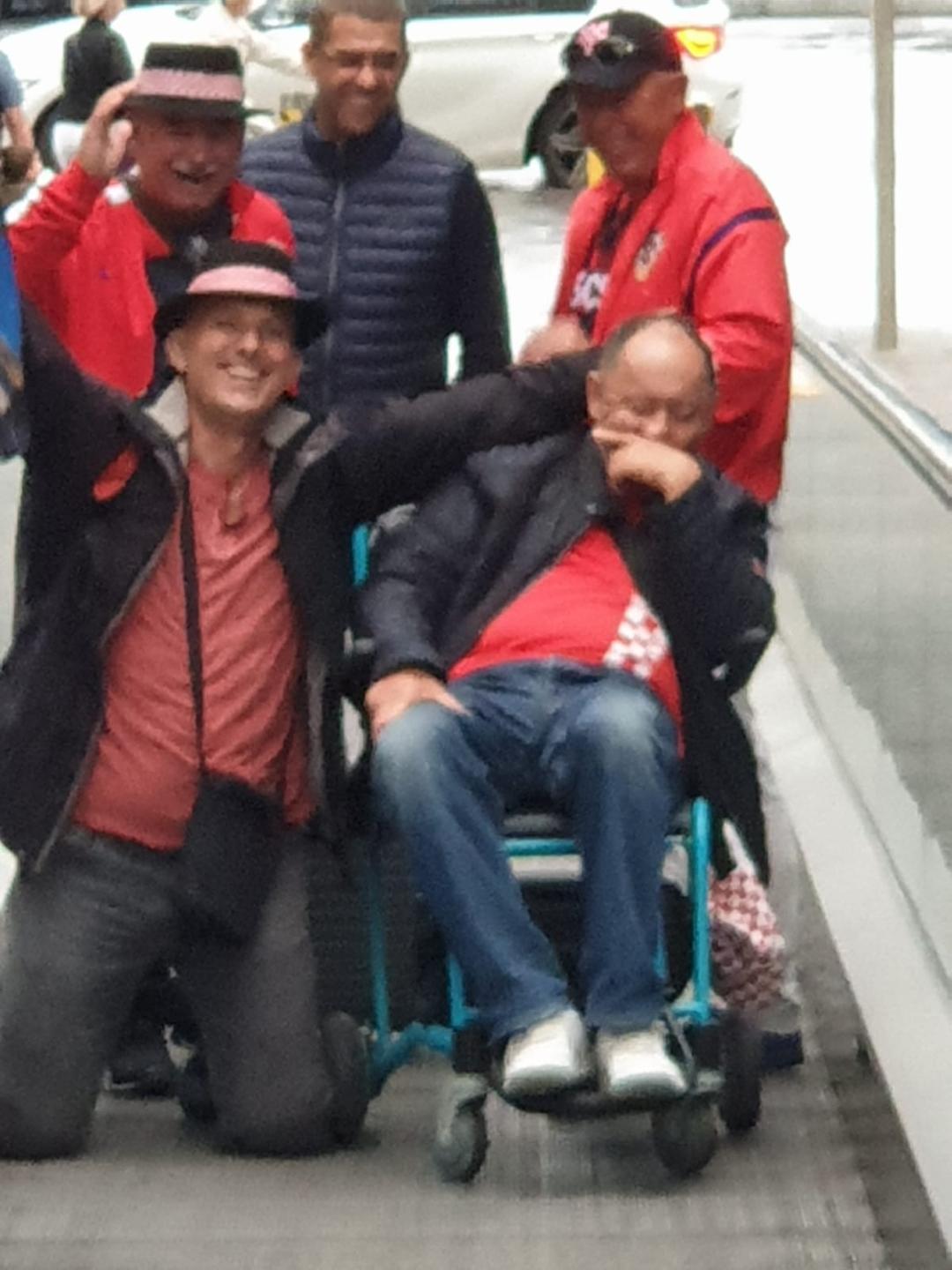 Jedan naš navijač nije mogao niti hodati, odvezli su ga u kolicima...