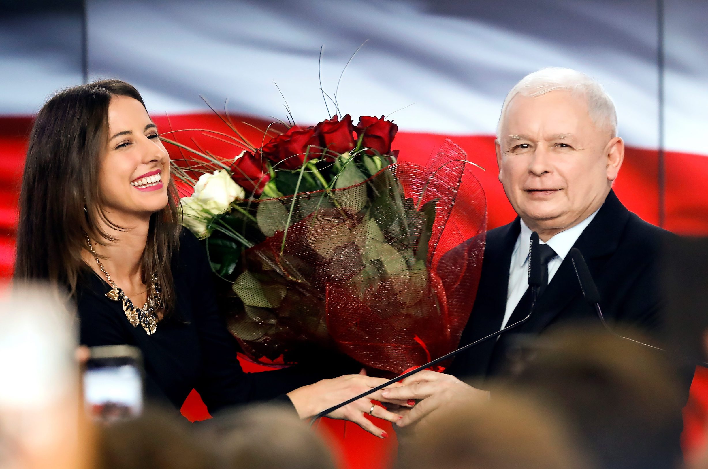 Jaroslaw Kaczynski dobiva cvijeće nakon objave rezultata. On će i dalje djelovati samo kao parlamentarni zastupnik iako je u njegovim rukama sva vlast u zemlji. 