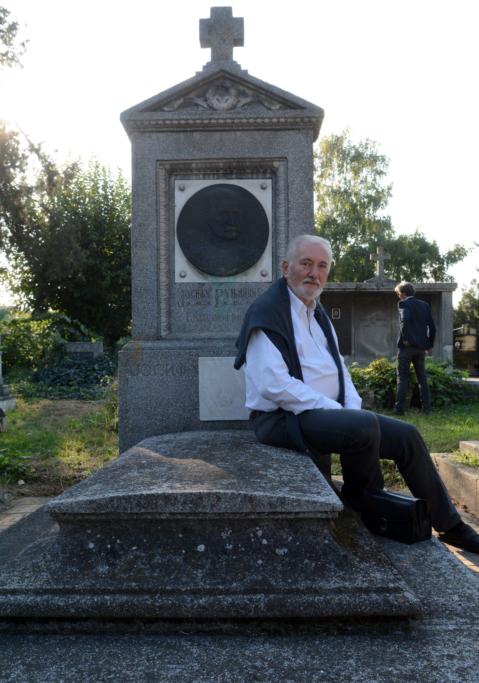 Odvjetnik Branislav Vulić na grobu Josipa Runjanina