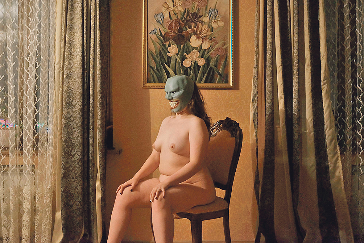 Prvu je nagradu za portret dobila Anya Miroshnichenko, ruska fotografkinja, za ciklus Femininity Vulgaris, u kojemu preispituje odnos prema ženskom tijelu