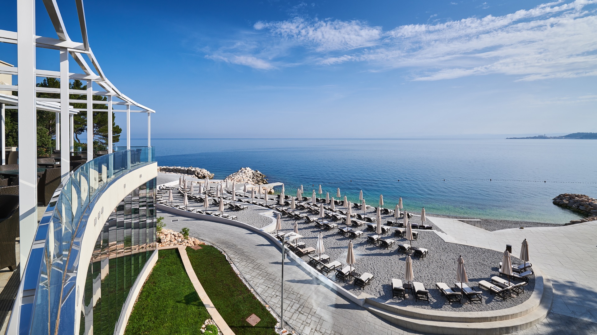 Kempinski Hotel Adriatic_Pogled s terase na hotelsku plažu