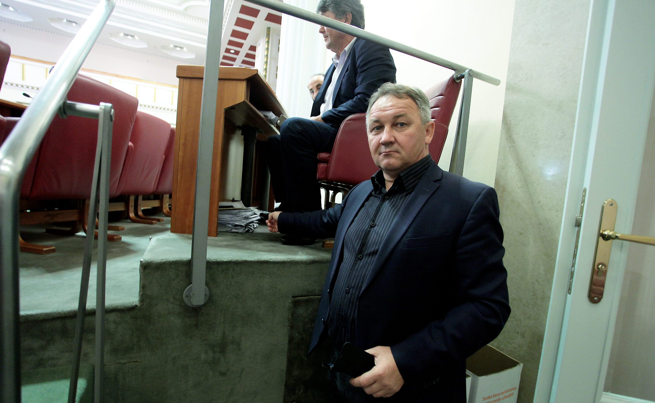 Zastupnik HDZ-a Stevo Culej pokazuje mjesto gdje mu je navodno tijekom Dana otvorenih vrata ukradena torba puna povjerljivih dokumenata prikupljenih tijekom 20 godina