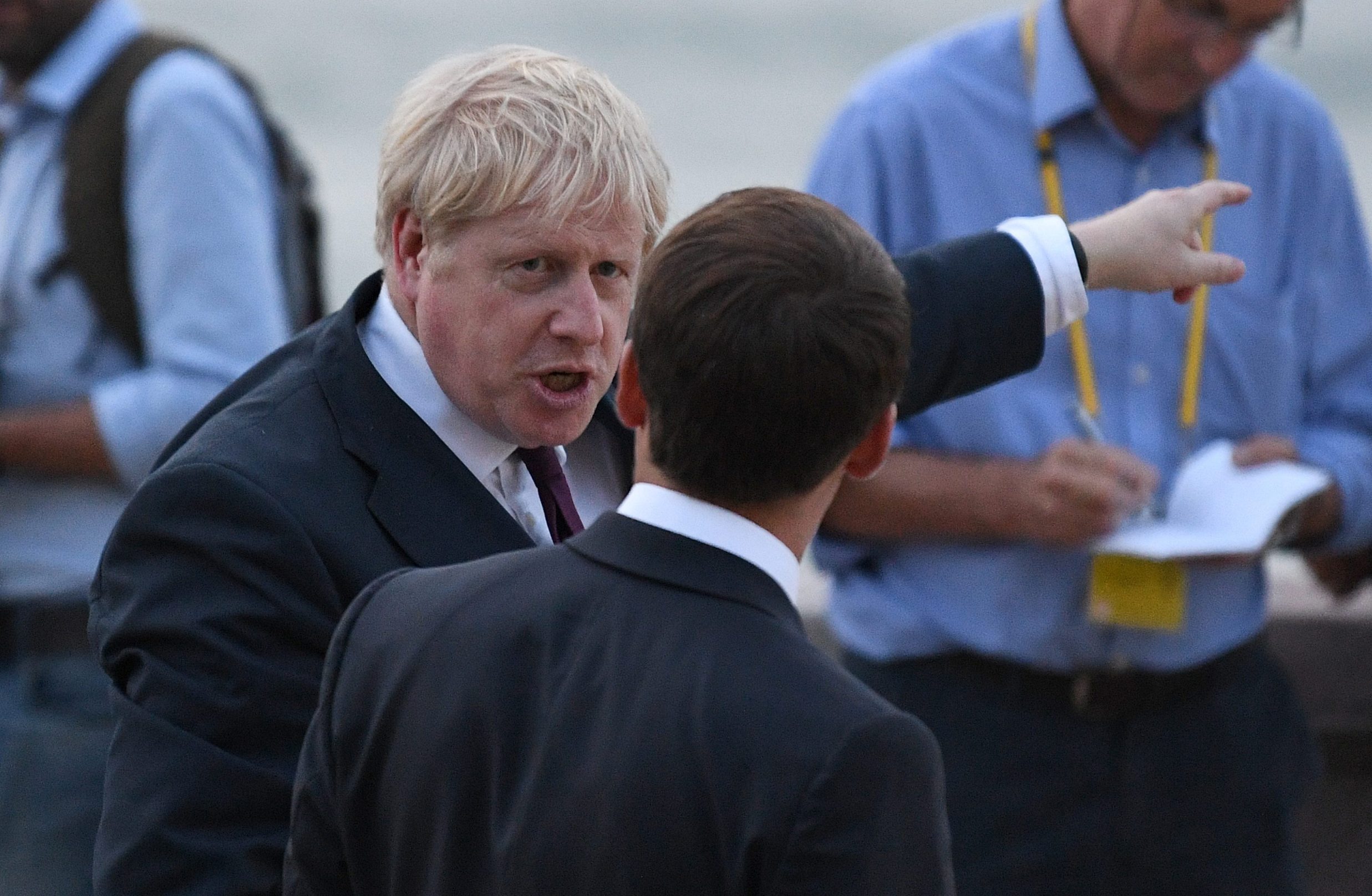 Boris Johnson na sastanku G-7 raspravlja s francuskim predsjednikom Emmanuelom Macronom