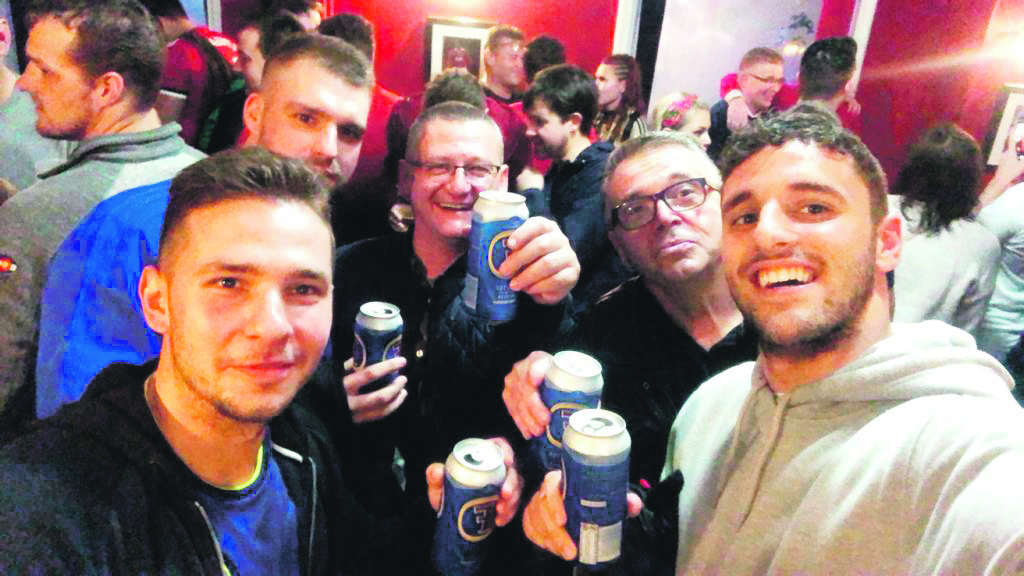 Izvjestitelj SN  u društvu novinara HNTV-a te Smiljanića (skroz desno) i njegovih prijatelja