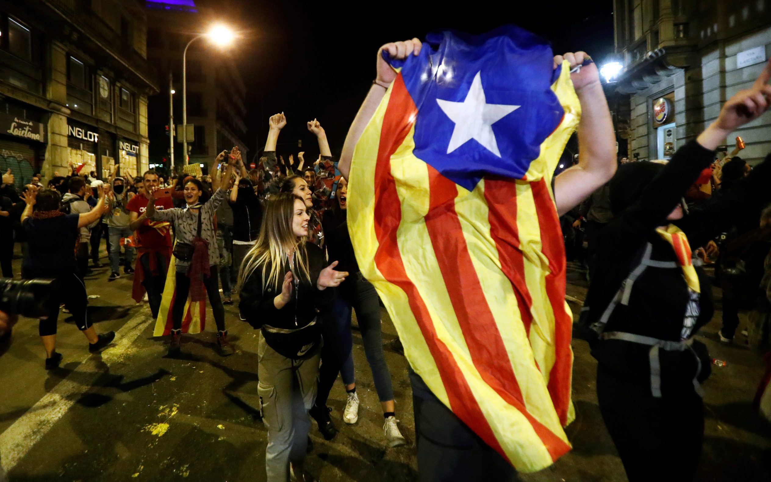 2019-10-19T225243Z_175031805_RC1B876D1600_RTRMADP_3_SPAIN-POLITICS-CATALONIA-PROTEST