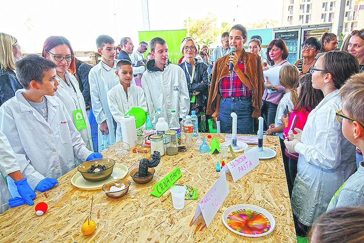 Doris Pinčić Rogoznica s učenicima OS Nikole Andrića