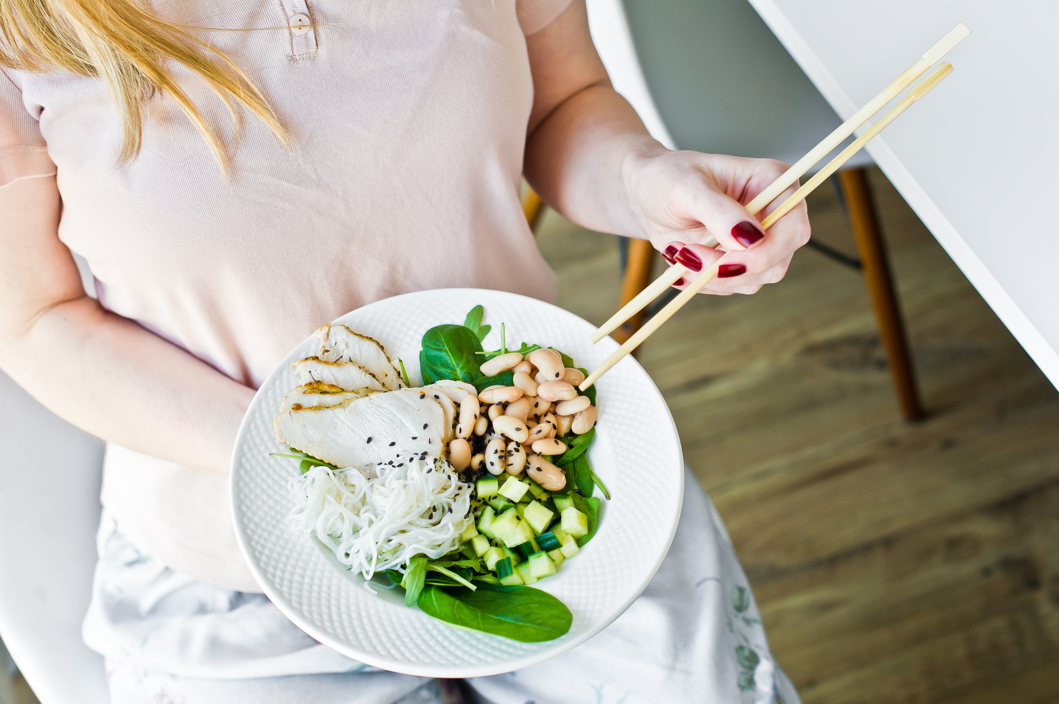 Ova je dijeta siromašna ugljikohidratima, oslanja se na povremeni post, a tvorci, koji su je opisali u knjizi objavljenoj lani, tvrde da ćete uz nju smršavjeti, kontrolirati šećer, osjećati se mladima te potpuno transformirati tijelo i život. 